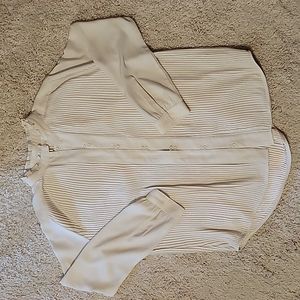 Beautiful Nordstrom M blouse. Ruffle & delicate pleating detail in a warm ivory.